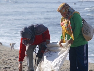 beach clean up in Lombok Indonesia