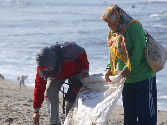beach clean up in Lombok Indonesia