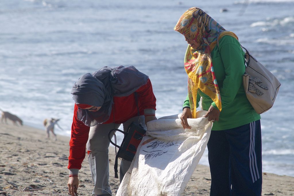 beach clean up in Lombok Indonesia