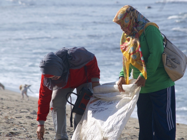 beach clean up in Lombok Indonesia