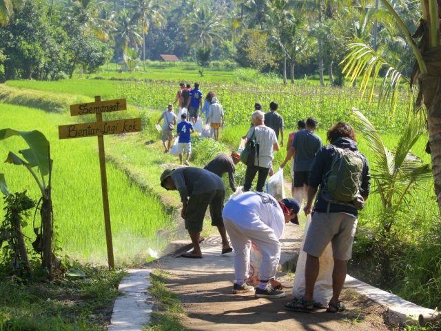 Rubbish clean up in the hills of Lombok